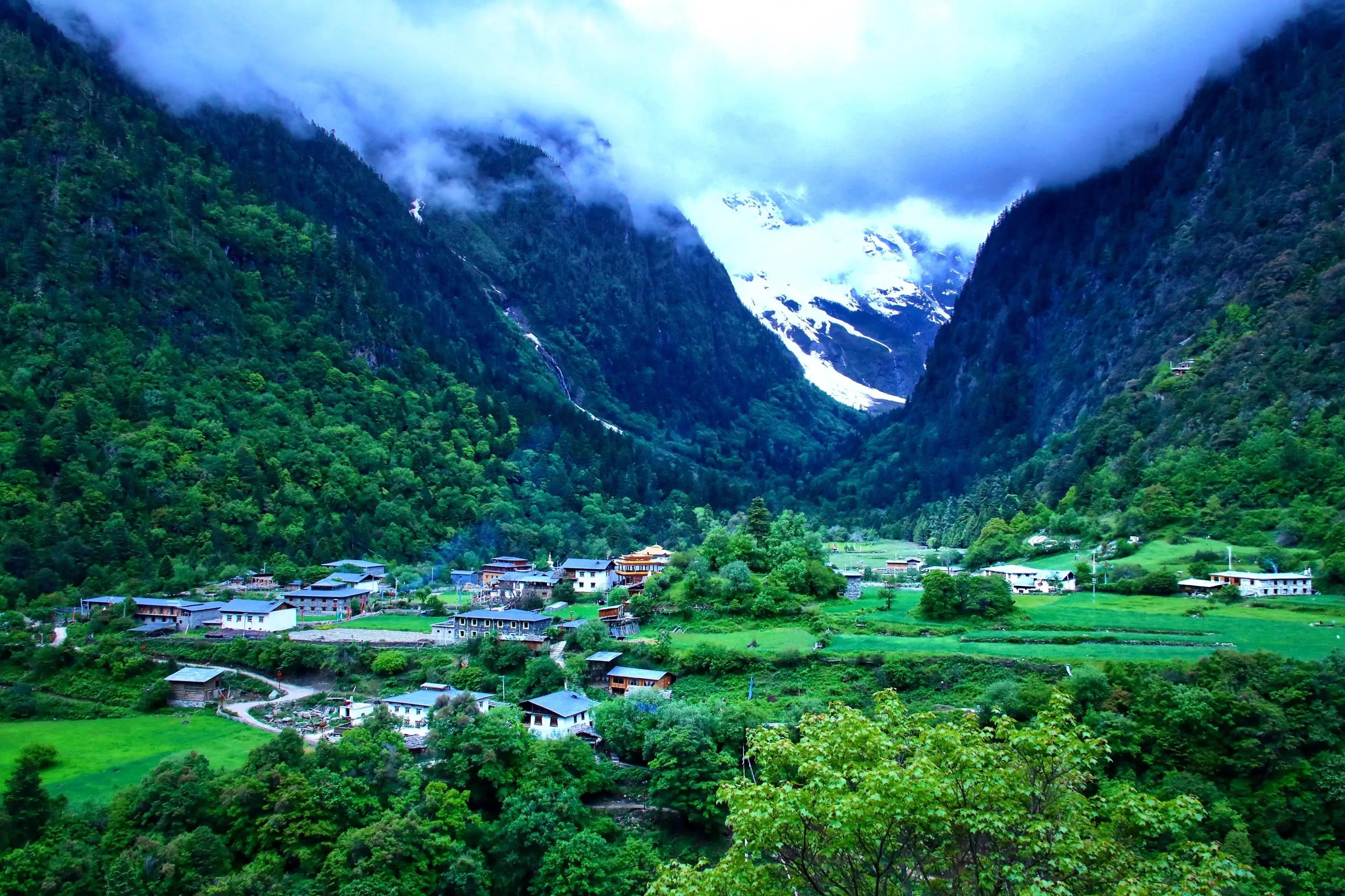 云南第一高峰梅里雪山山峰 ：被誉为最美雪山，没有之一